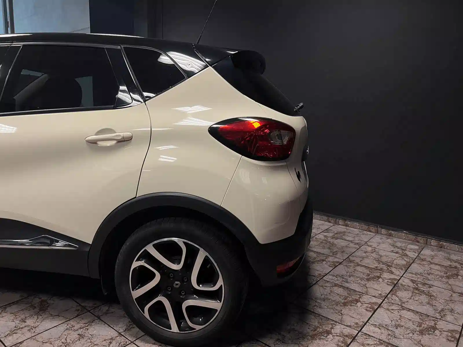 
								Renault Captur full									