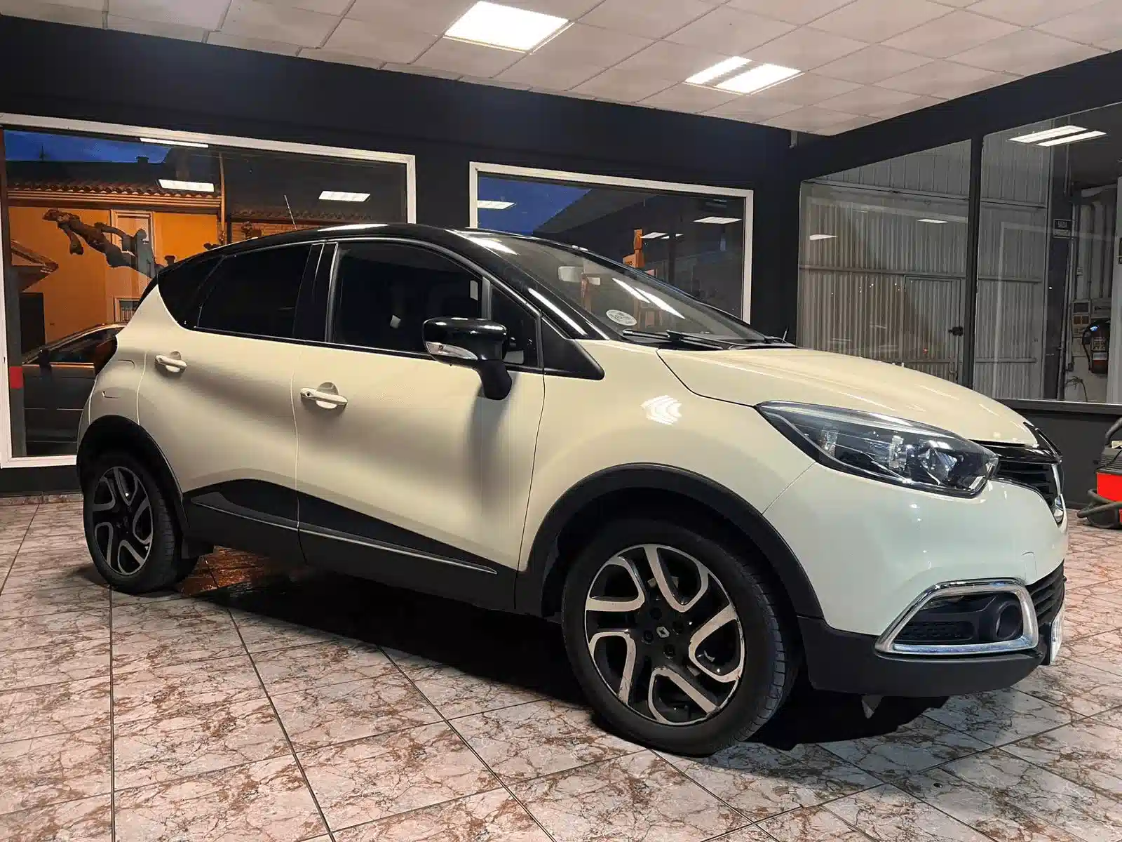 
								Renault Captur full									