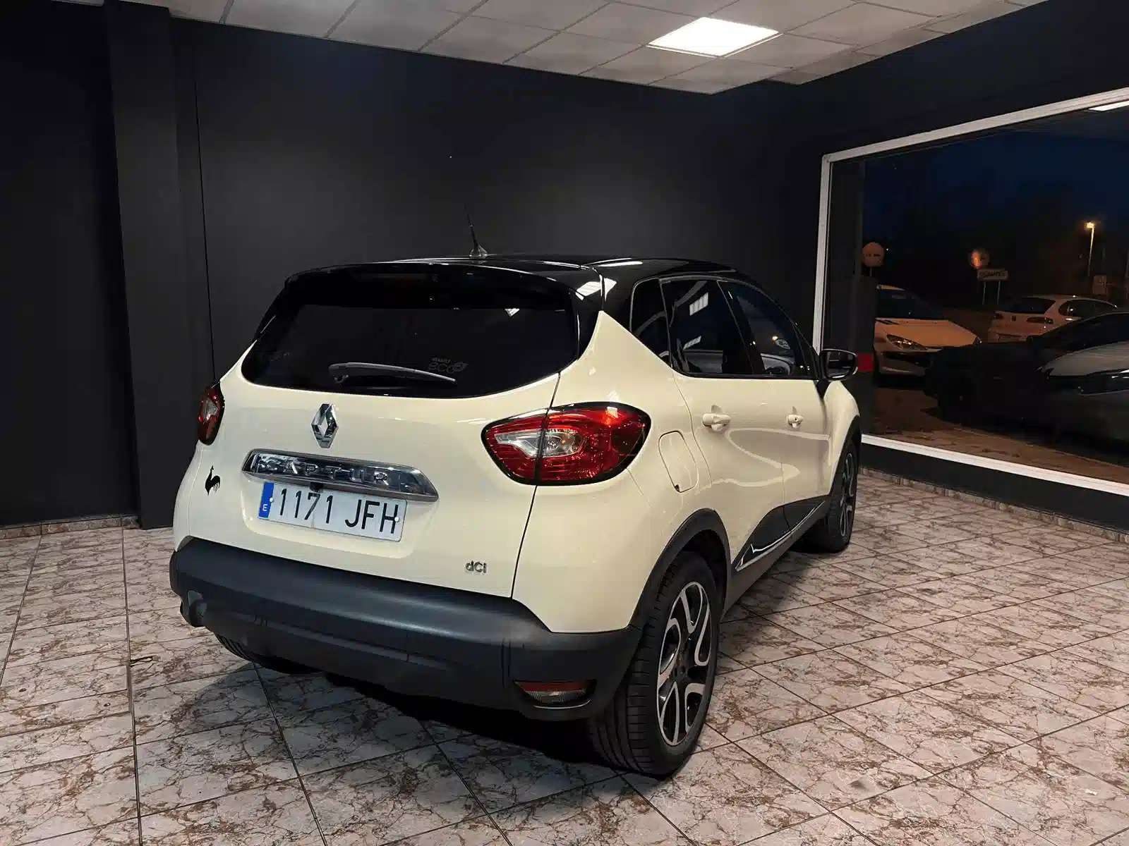 
								Renault Captur full									