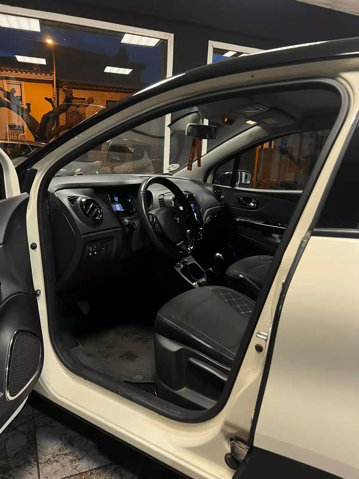 
								Renault Captur full									