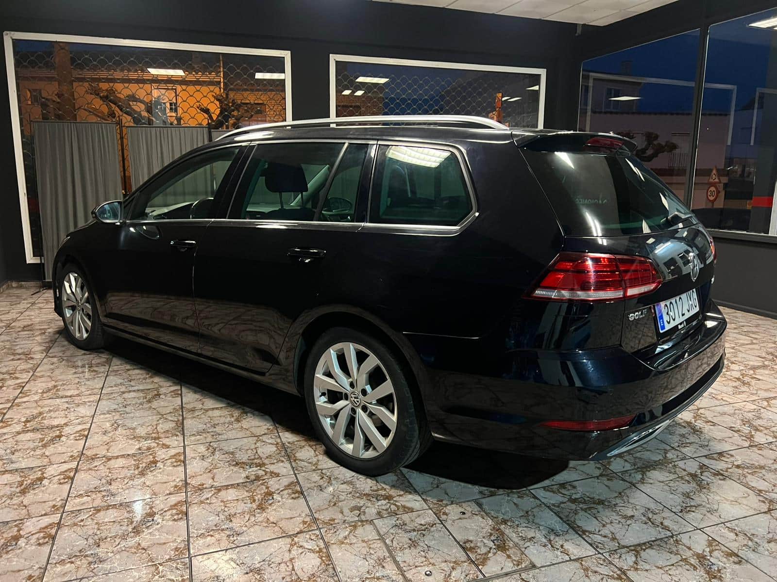 
								Volkswagen Golf Variant full									