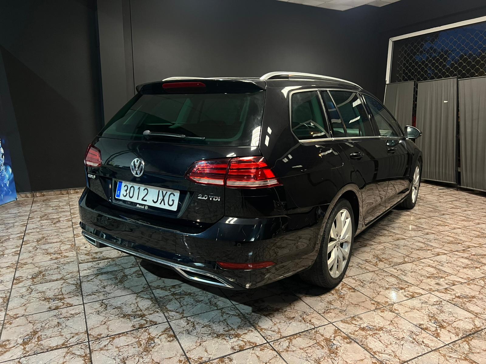 
								Volkswagen Golf Variant full									