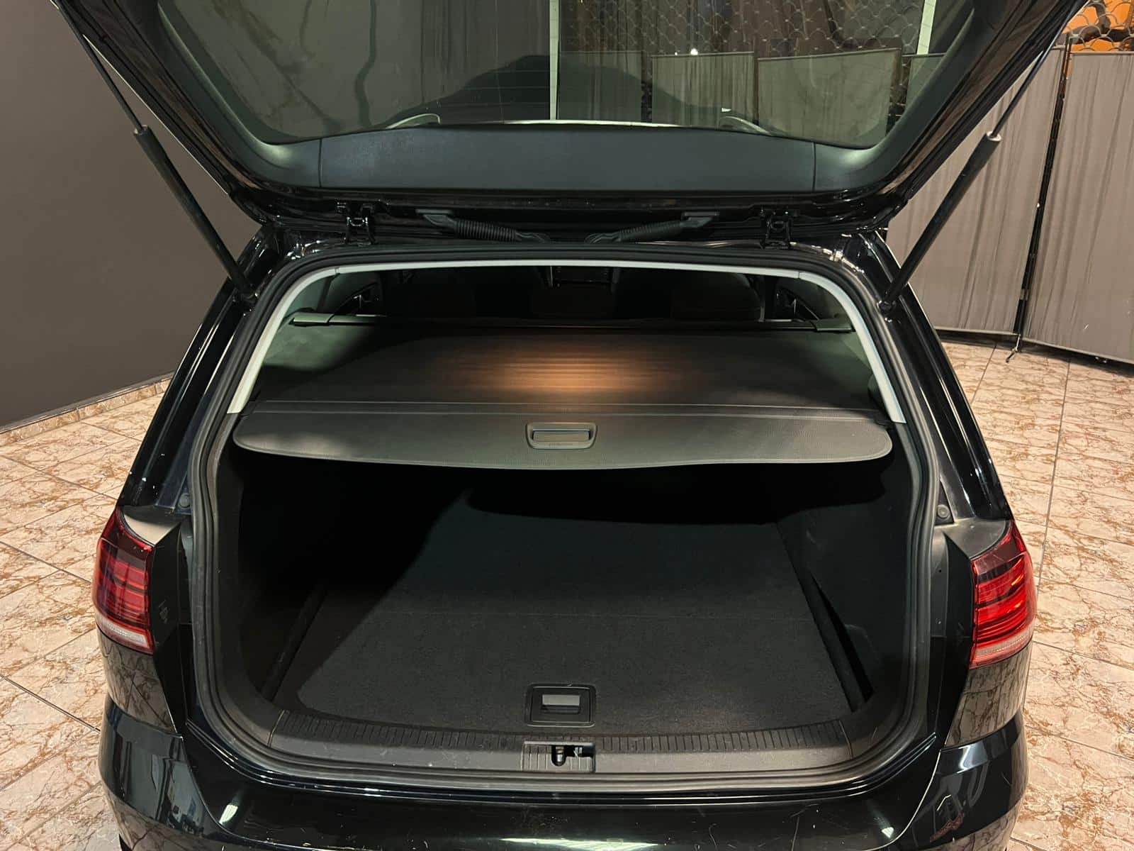 
								Volkswagen Golf Variant full									