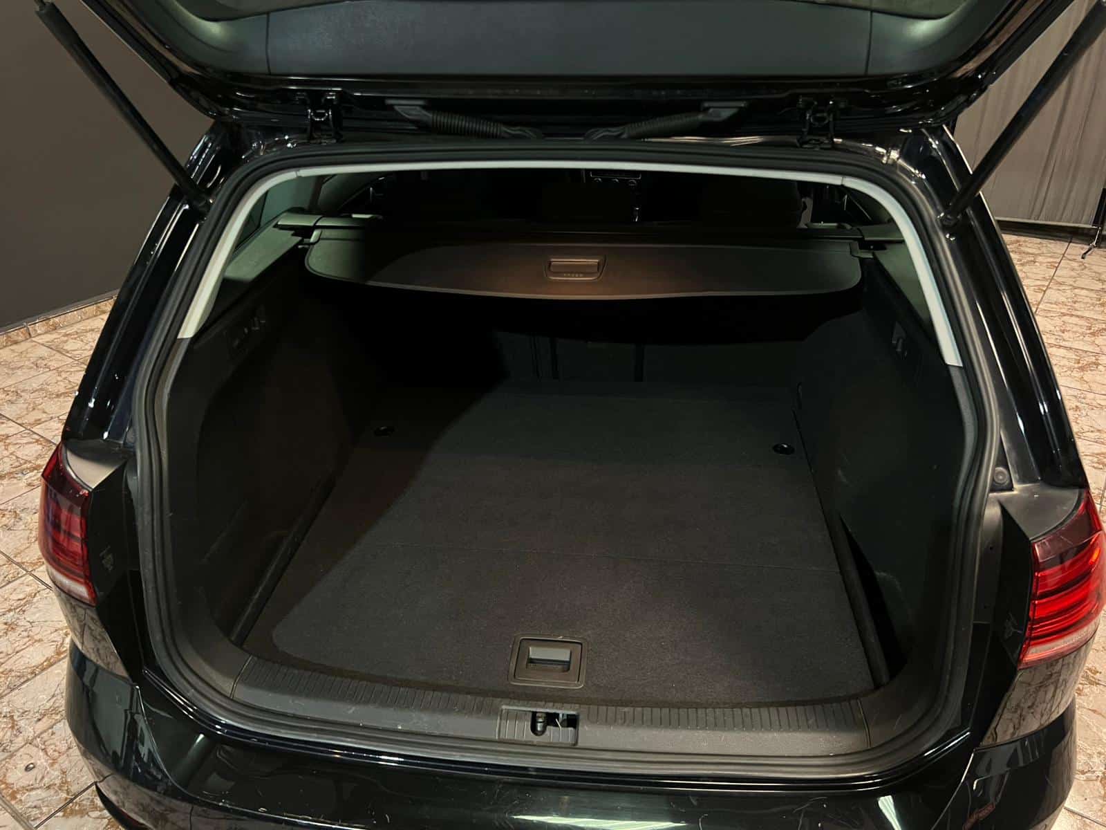 
								Volkswagen Golf Variant full									