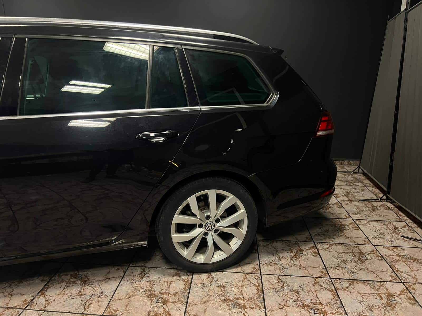 
								Volkswagen Golf Variant full									