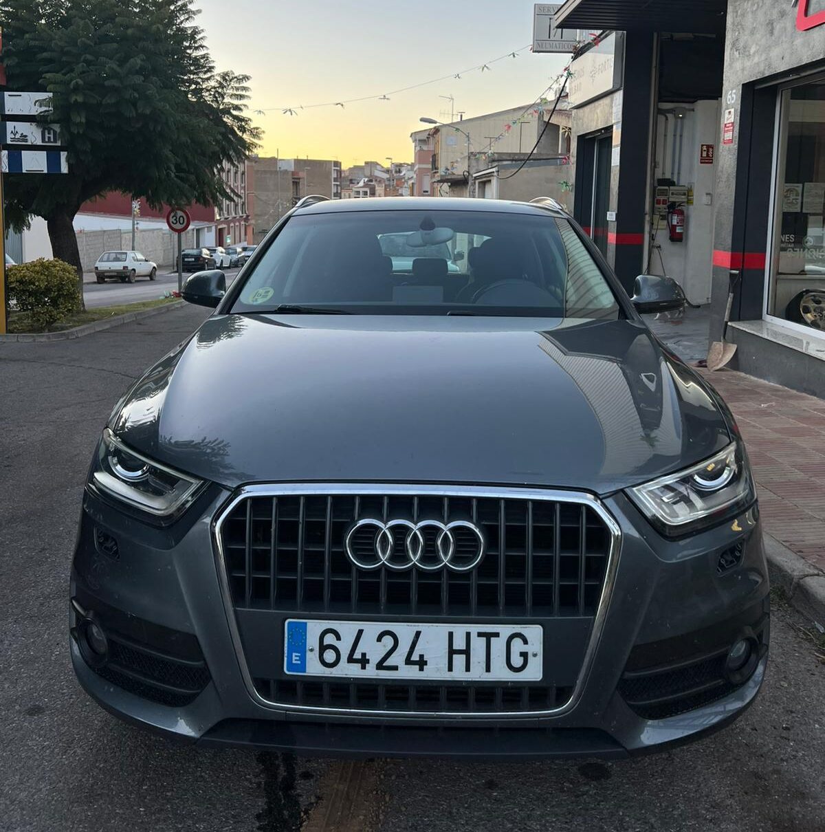 
								Audi Q3 full									