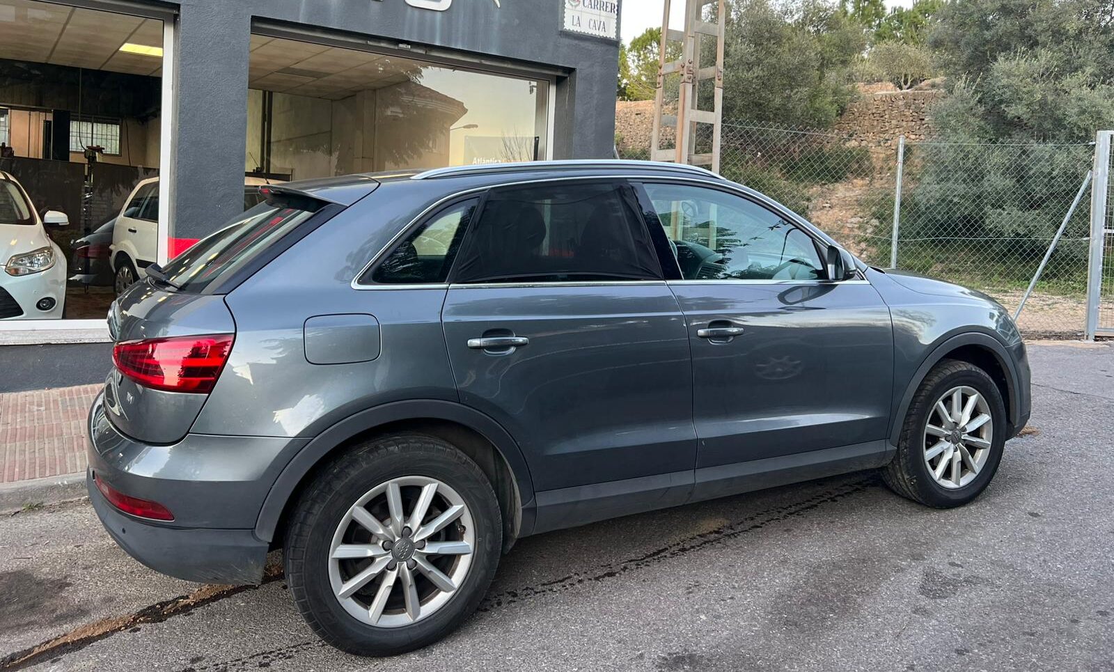
								Audi Q3 full									