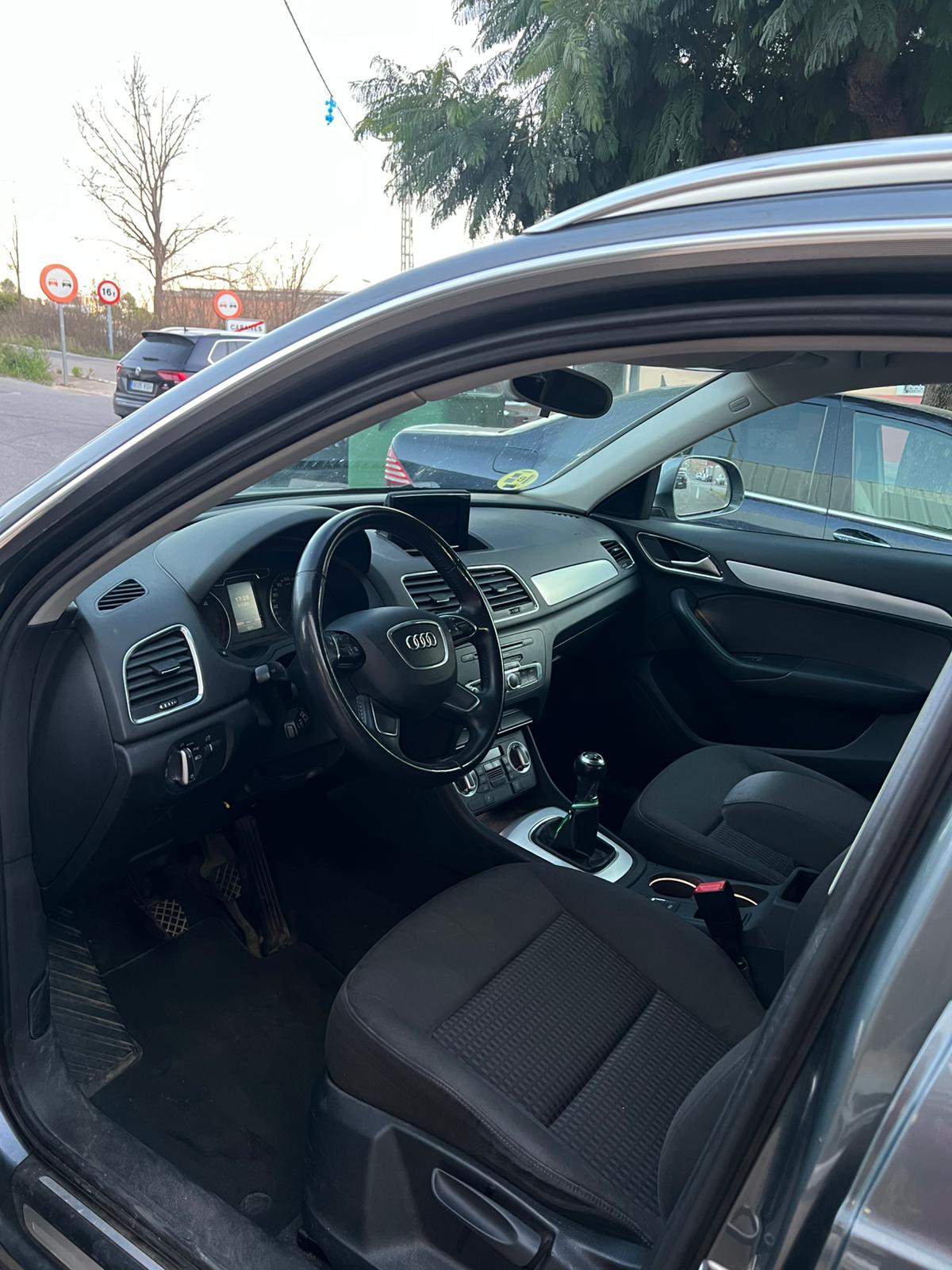
								Audi Q3 full									