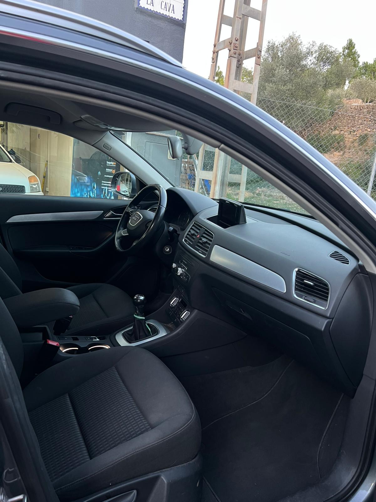 
								Audi Q3 full									